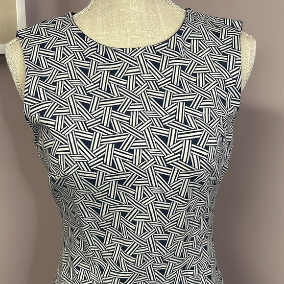 Diane Von Furstenberg beautiful women’s size 4 sleeveless navy and white dress. - Picture 9 of 10